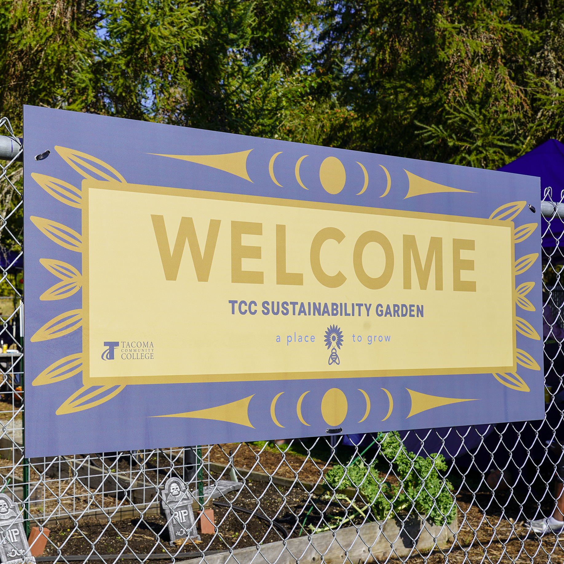 Welcome sign in Lushootseed and English